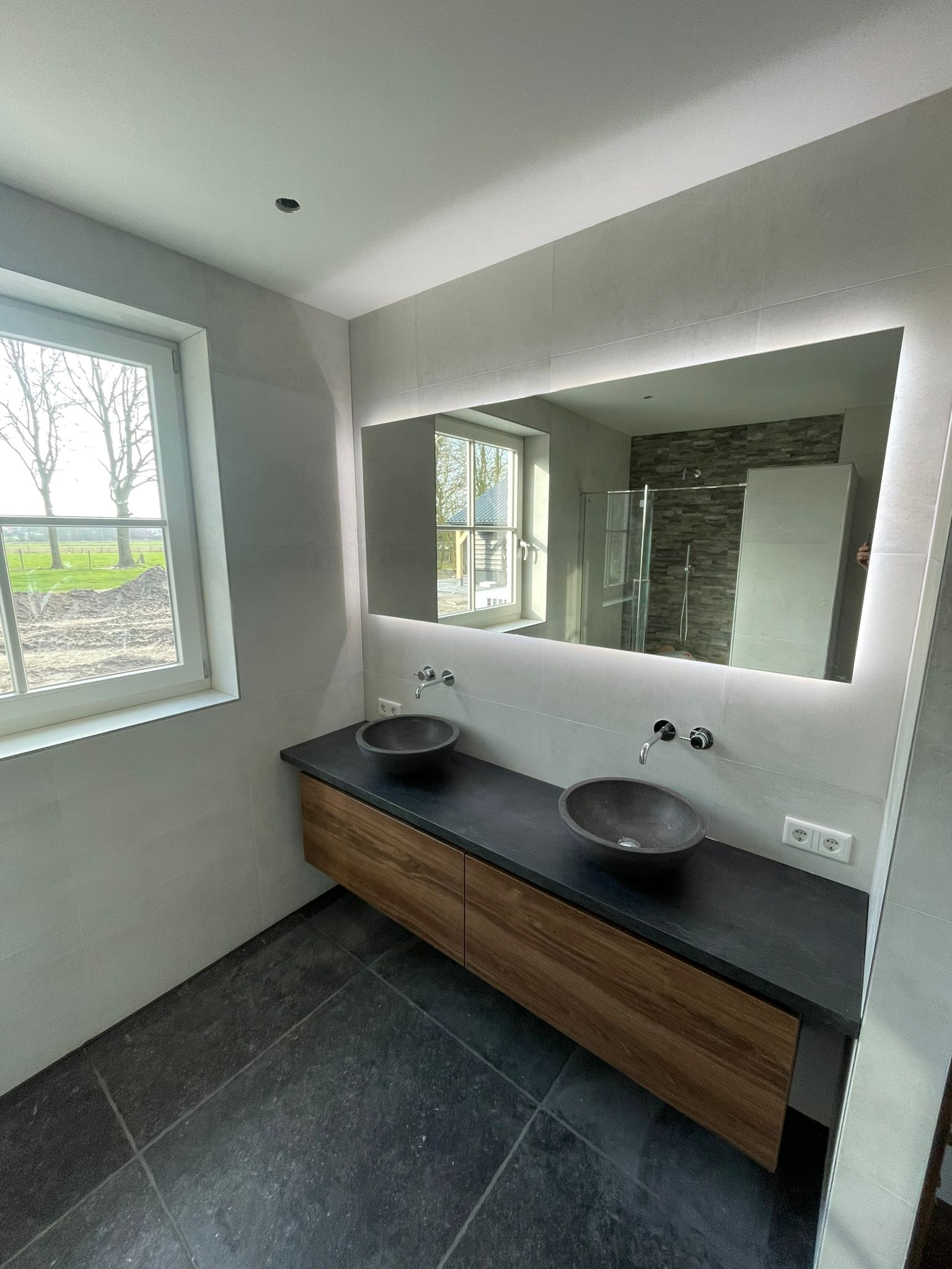 Badkamer met dubbele wastafel